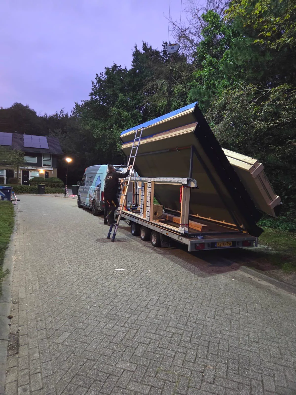 Prefab elementen voor de nokverhoging op een aanhanger in de straat