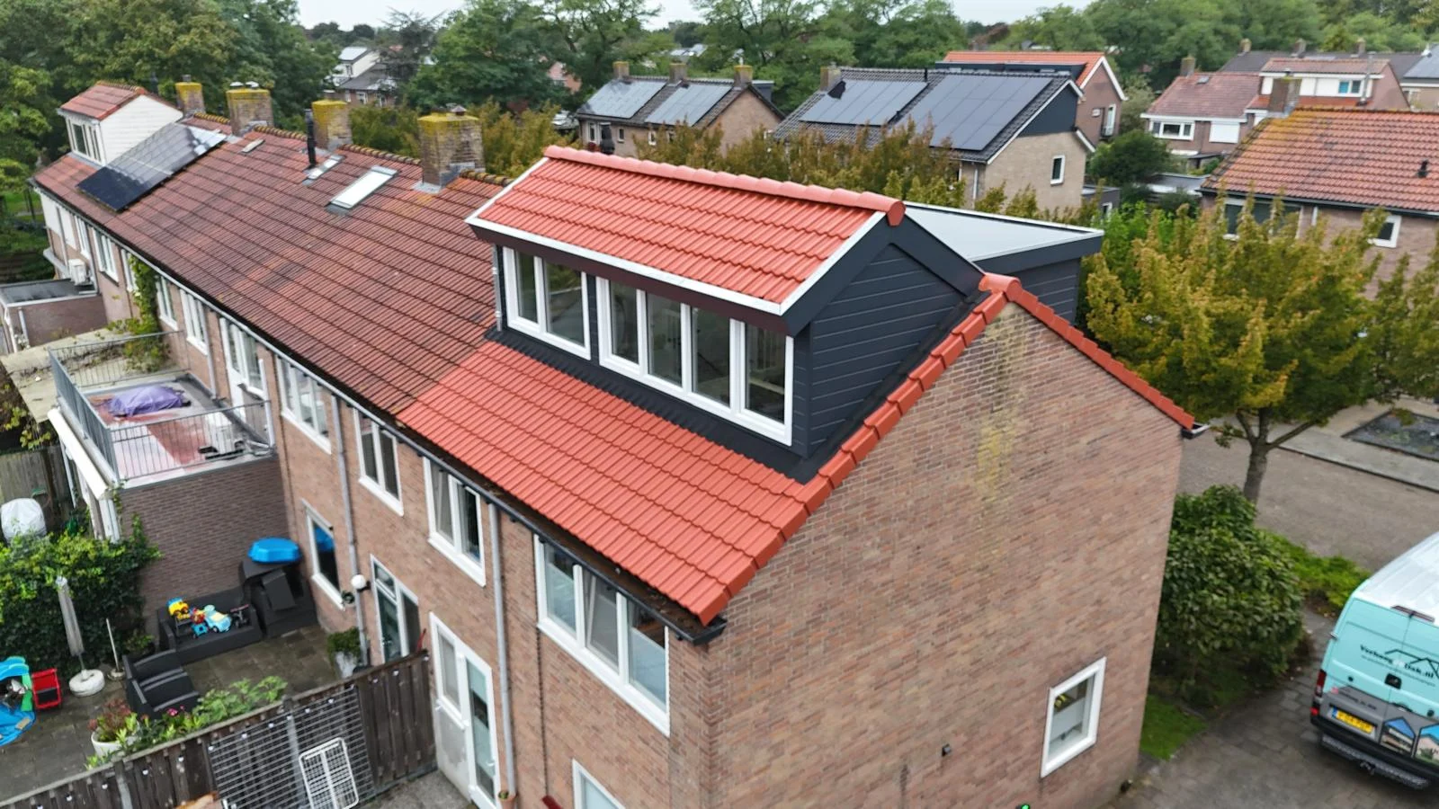 Andere dakzijde van de nokverhoging in Zwolle met Keralit 7016 gevelbekleding