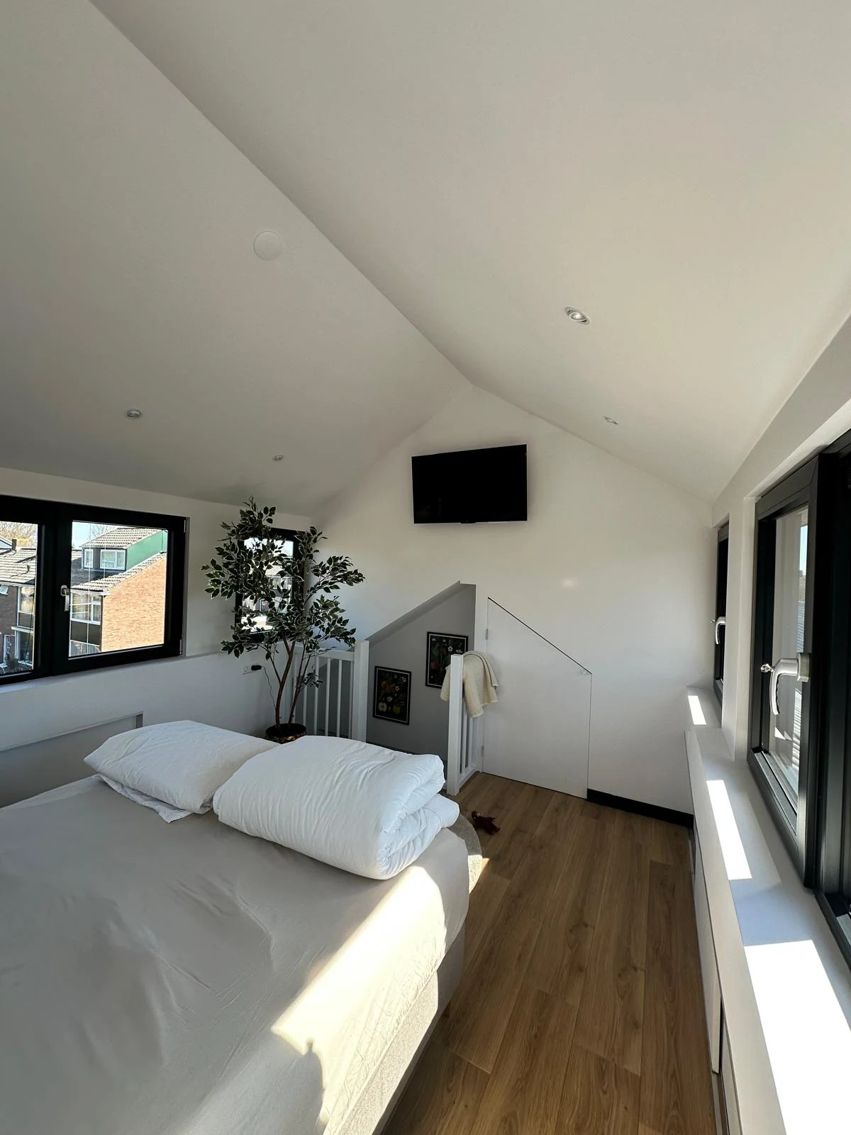 Getoond interieur van de zolder met slaapkamer en trapopening