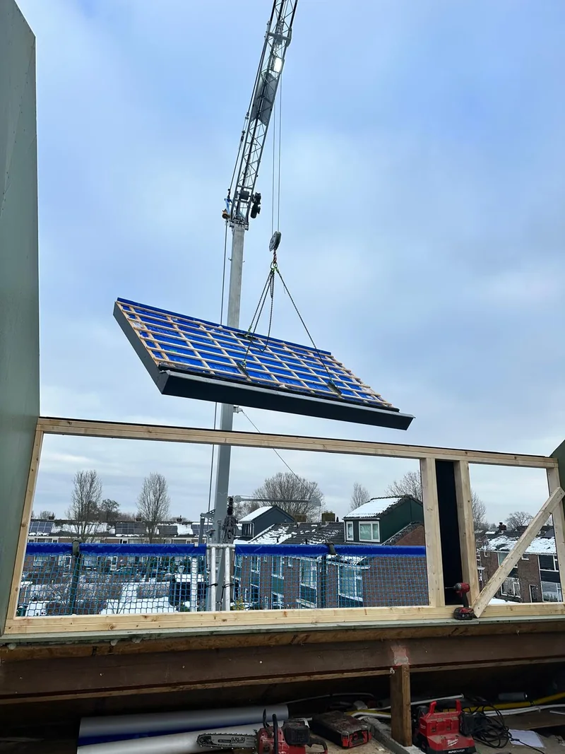 Prefab dakelement wordt met een hijskraan geplaatst
