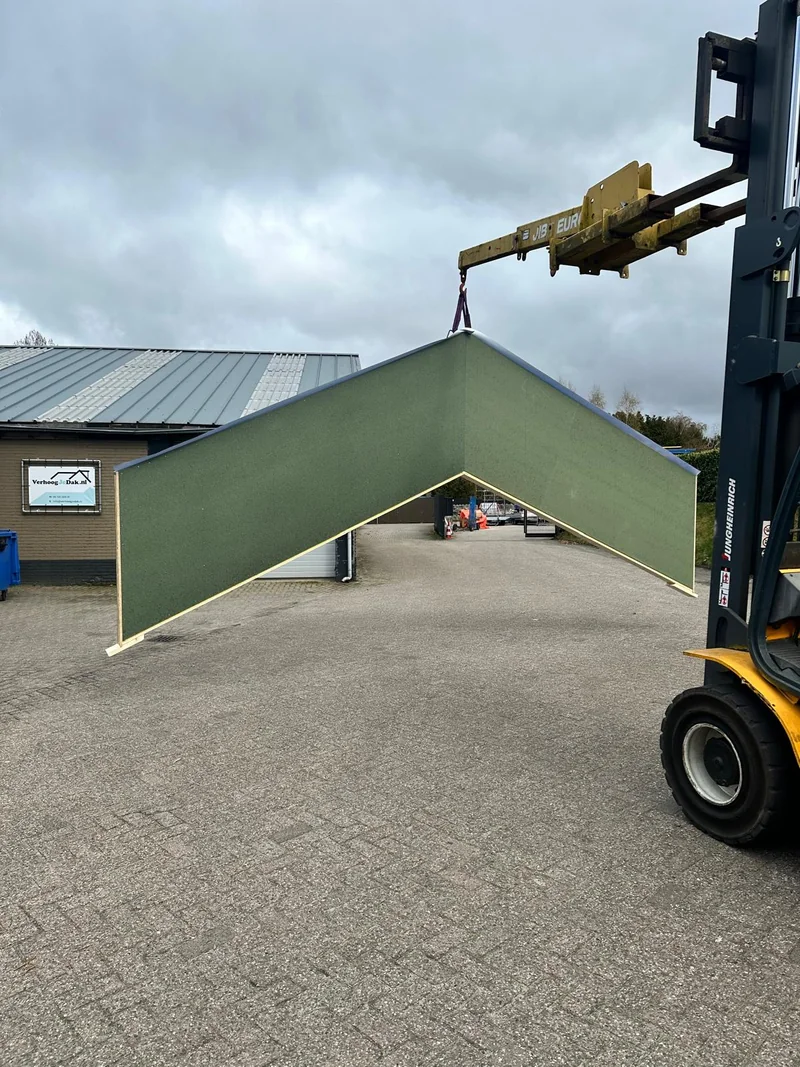 Detail van een prefab dakelement met groen plaatmateriaal