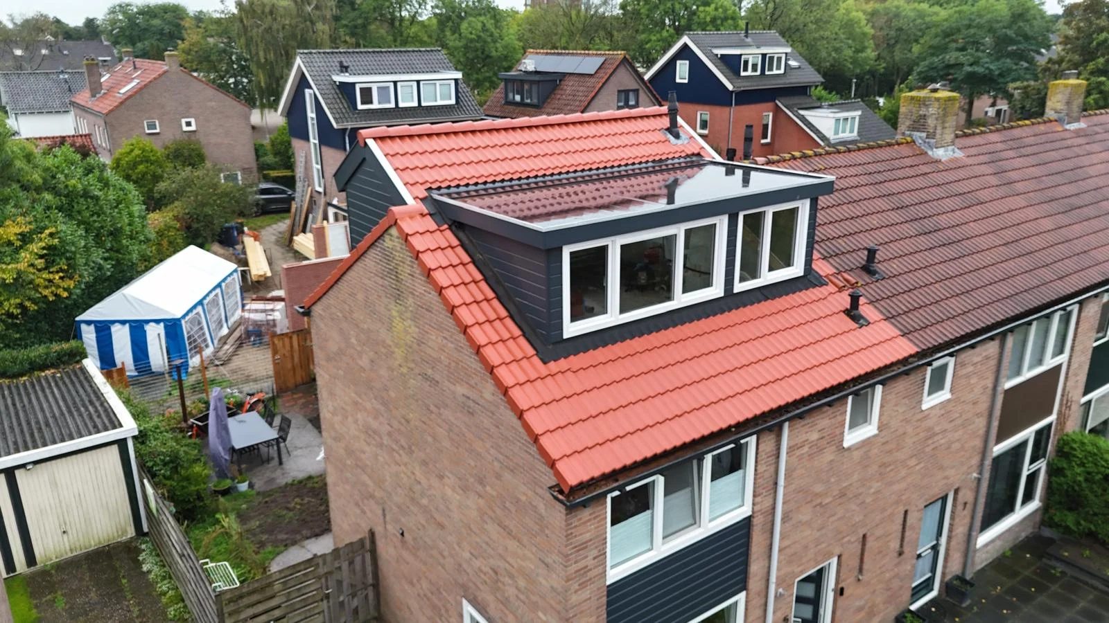 Woning in Zwolle gezien vanaf de zijgevel, met de dakkapel en vernieuwde dakzijde