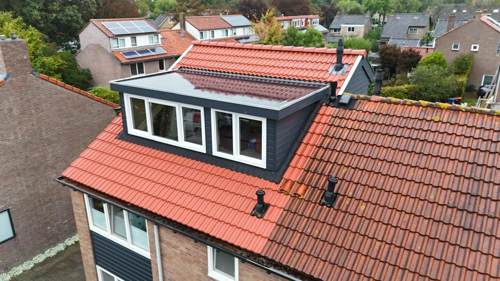 Dronefoto van de woning in Zwolle met de dakkapel, verhoogde nok en nieuwe dakpannen