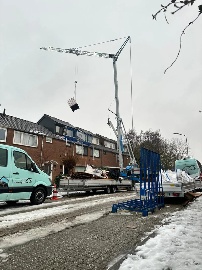 Hijswerk tijdens de montage van prefab dakelementen